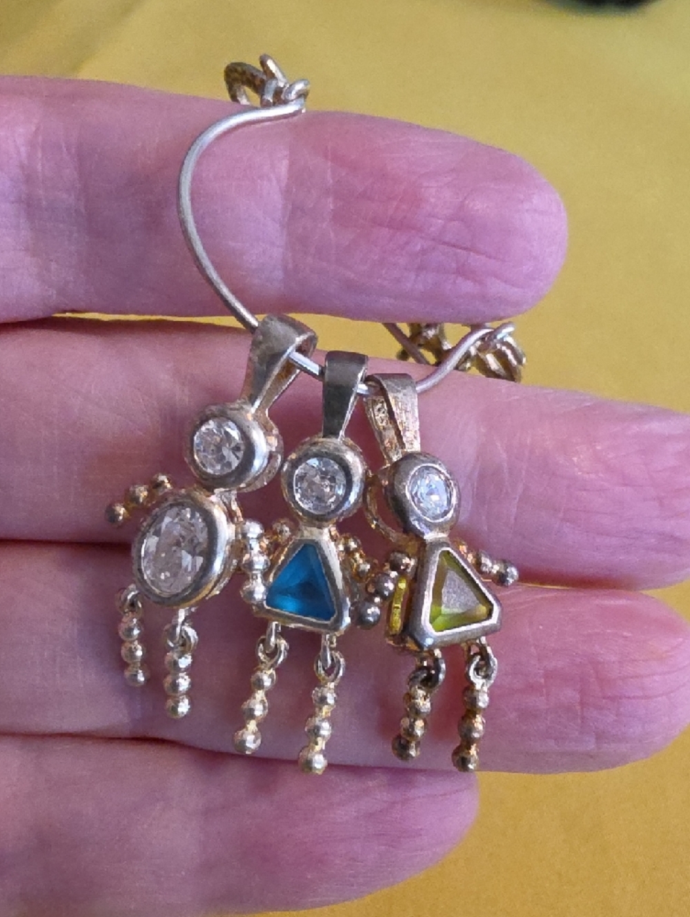 Vintage 925 Silver "Mom" Pin Featuring Three Dangling Charms - All Stamped 925 - Picture 4 of 10